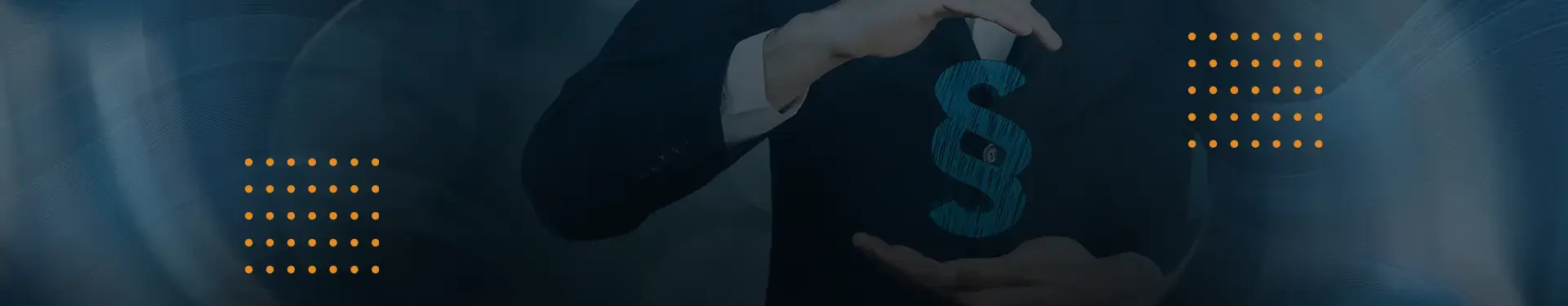 Headerbild: Hände halten ein Paragrafen-Zeichen. Es symbolisiert rechtliche Konformität und Impressum.